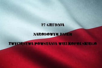 Flaga Polski na której znajduje się napis 27 grudnia dniem zwycięstwa powstańców narodowych