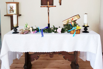 zdjęcie kaplicy przystrojonej z okazji świąt wielkanocnych