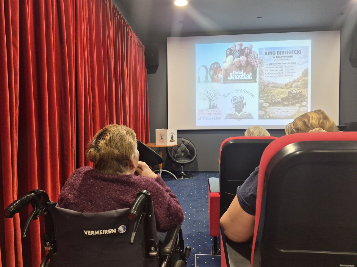 Seans filmowy w bibliotece w Krzywiniu