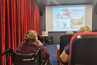 Seans filmowy w bibliotece w Krzywiniu